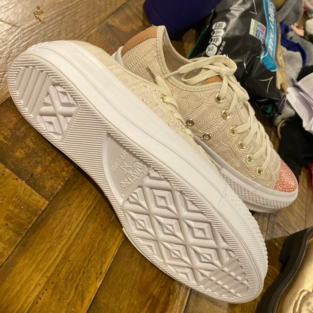 New converse shoes size 8